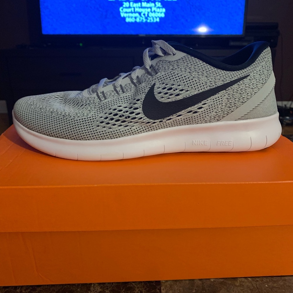 Womens Nike Free Rn Size 11